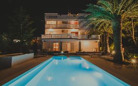 Seagull Pool Apartments & Studios
